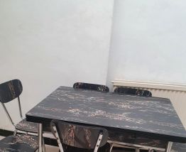 Table et chaises et bahut Formica année 60