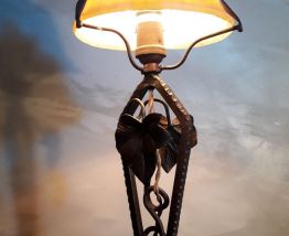 lampe  art deco fer forgèe avec tulipe en pate de verre 1930