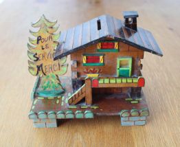 Chalet tirelire en bois années 70