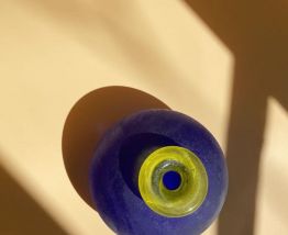 Vase en verre sable bleu