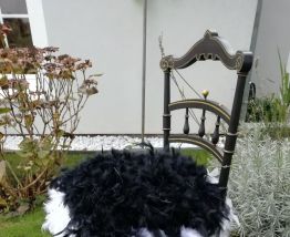 Chaise tres ancienne noire poudrée et dorée vraies plumes 