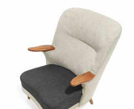 Petit fauteuil avec pieds en chêne et clous en teck