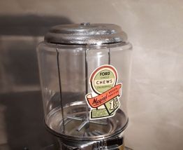 Distributeur chewing gum et bonbon. Style vintage, 80s globe