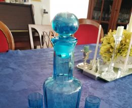 Très beau flacon et verres en cristal bleu, ancien