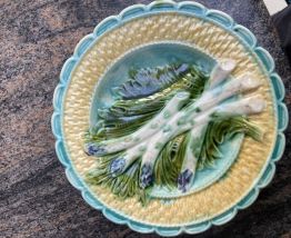 Assiette en barbottine theme asperge