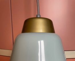 Suspension en métal couleur vert céladon jamais servie