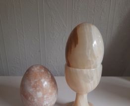 Coquetier et œufs en albâtre 