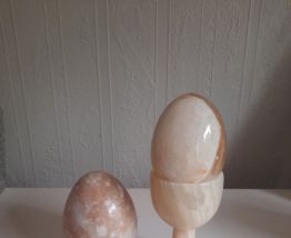 Coquetier et œufs en albâtre 