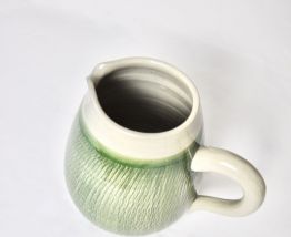 Pichet en céramique texturé vert