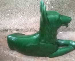 Chien en faience verte