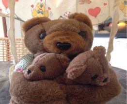 Suspension chambre enfant. Maman ourse tenant ses 2 oursons 