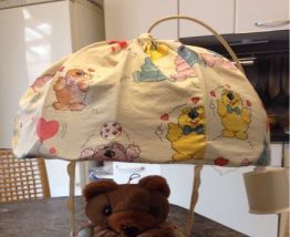 Suspension chambre enfant. Maman ourse tenant ses 2 oursons 