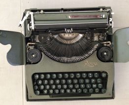 Machine à écrire portable vintage Rooy
