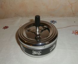 Cendrier à poussoir métal vintage