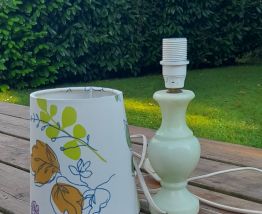 Petite lampe à poser, albâtre vert pâle et motif floral