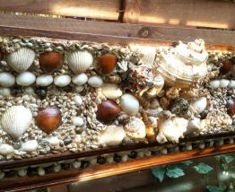 Grand miroir baroque en coquillages 