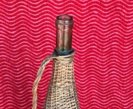 Bouteille habillée d’osier tressé