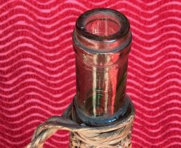 Bouteille habillée d’osier tressé