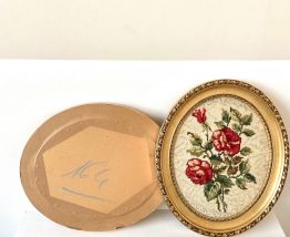 Cadre ovale roses canevas