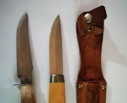 LOT 2 petits couteaux et 1 étui cuir de ceinture 