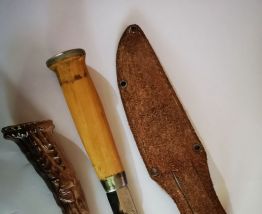 LOT 2 petits couteaux et 1 étui cuir de ceinture 