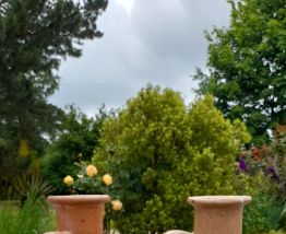 Duo de bougeoirs en grès clair, artisanal