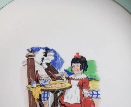 Plat à gâteau en faïence  "Le petit chaperon rouge" 