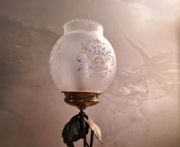 lampe fer forgé art deco  patiné or avec  son verre opaque d