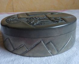 Rare bonbonnière en étain repoussé René Delavan style Art