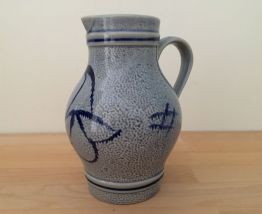 Vase Pichet en Grès, Décor Floral Bleu Cobalt, Poterie Artis
