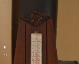 Beau Et Ancien Hydrometre  art déco -en bois massif sculpté 