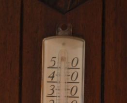 Beau Et Ancien Hydrometre  art déco -en bois massif sculpté 