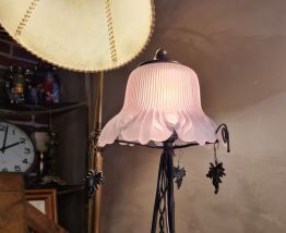 lampe fer forgé , avec  belle abat jour  verre blanc  moulé 