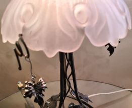 lampe fer forgé , avec  belle abat jour  verre blanc  moulé 