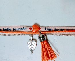 Bracelet ruban orange, chaine, breloques, pompon