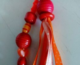 Porte clé dinosaure, bijou de sac, perles, pompon, rubans