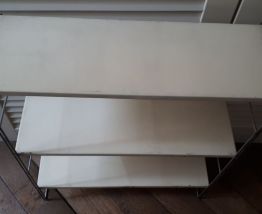etagere string tomado 1960 Les deux montants sont en métal b