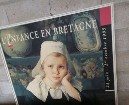 Grand panneau publicitaire en bois L'ENFANCE EN BRETAGNE '' 