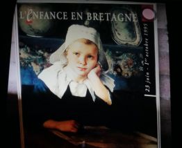 Grand panneau publicitaire en bois L'ENFANCE EN BRETAGNE '' 