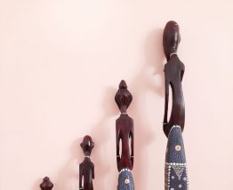 statues africaine en bois, famille Masaï , Kenya