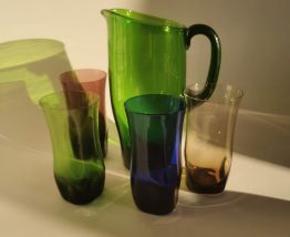 Verres colorés et carafe vintage 1960