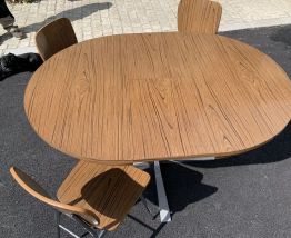 Table et chaises en Formica