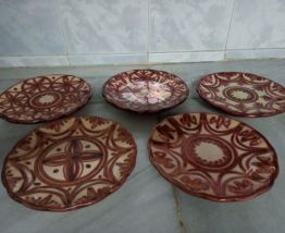 Assiettes  en céramique décorées en cuivre