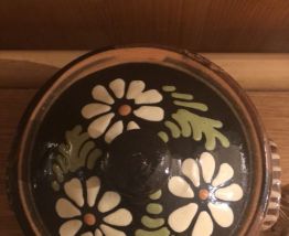 Petit pots vintage en bon état marron et fleurs datant des 9