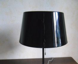 Lampe trépied de table métal noir