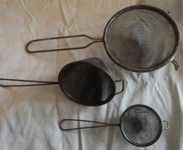 lot 3 anciennes Passoires métal blanc