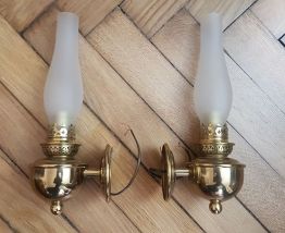 Appliques en laiton et opaline, années 70. Possib. Paris IX.