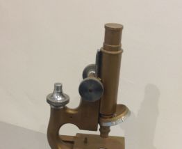 Ancien microscope de lycéen