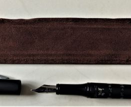 STYLO PLUME A CHIEN NOIR 
