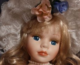 "Sissi" Jolie poupée  en porcelaine